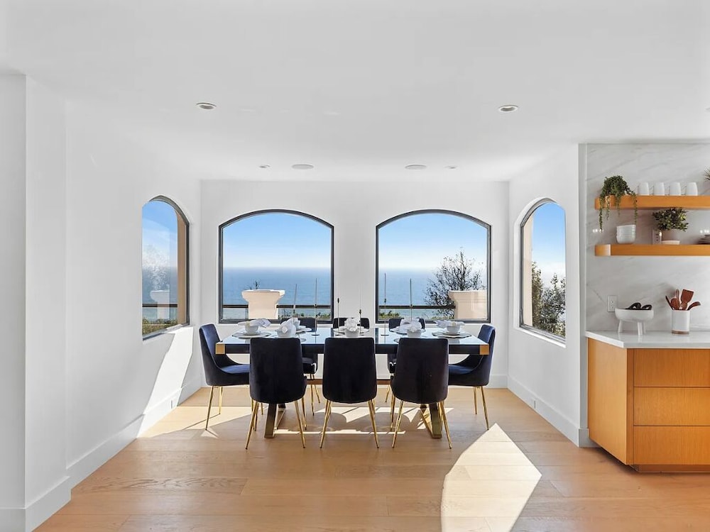 Villa Costera - Tree-lined Tranquility: 3-level Entertainer's Dream