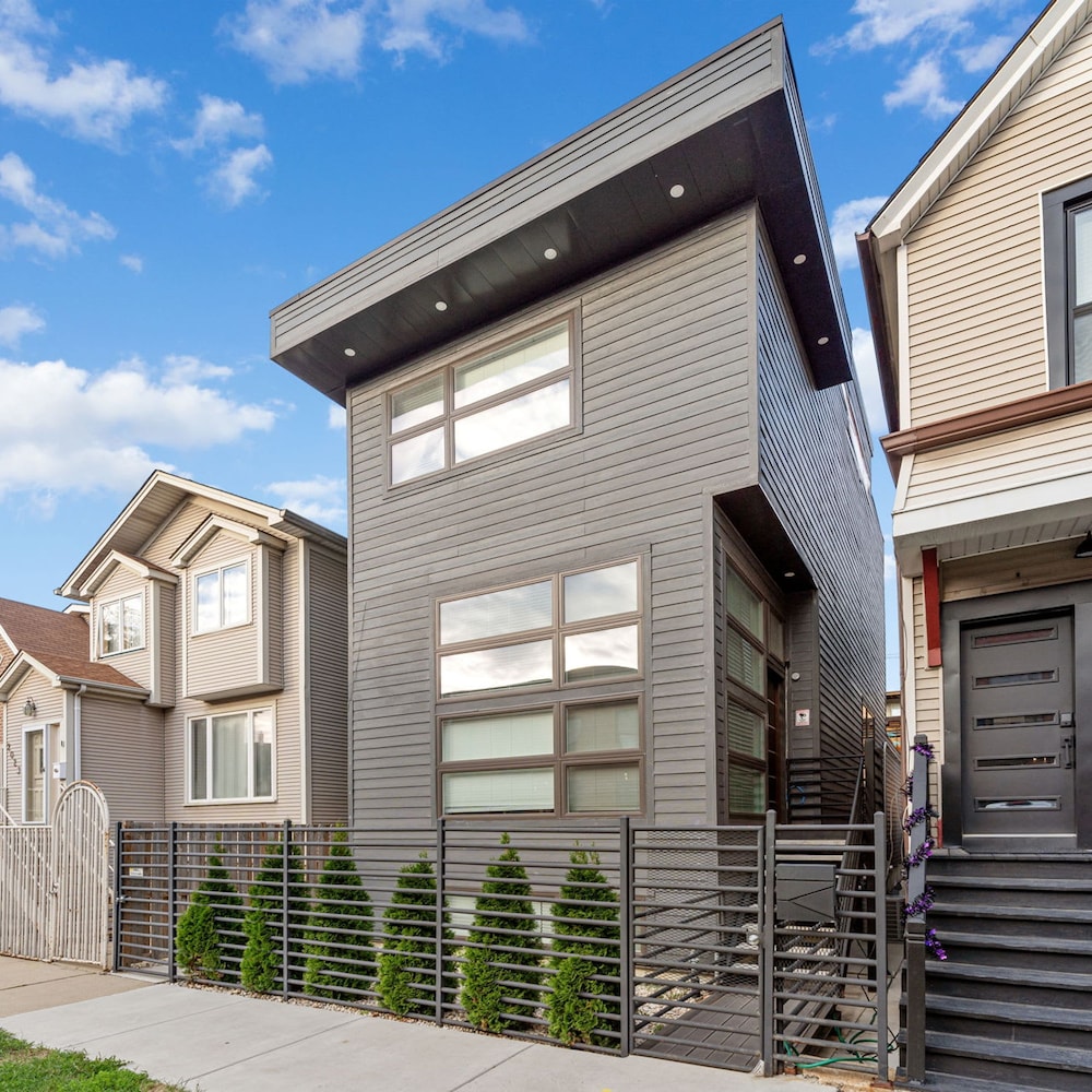 Magnificent NEW Home w 8 Beds Free Parking