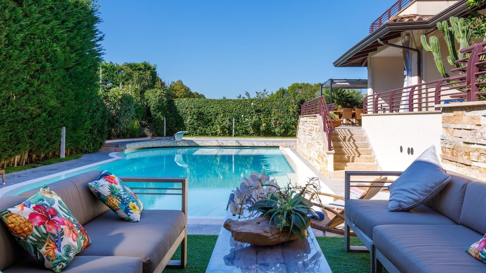 Villa Gomes 8 in Rimini view 2