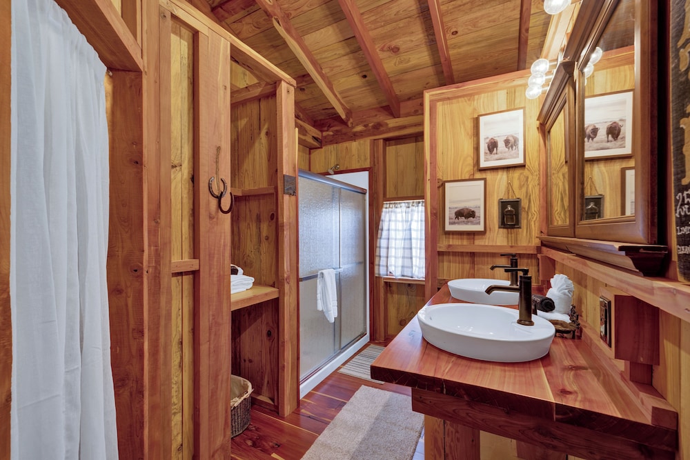 Texas Sawmill Cabin W/hot-tub, Pet-friendly, Minutes to Downtown!