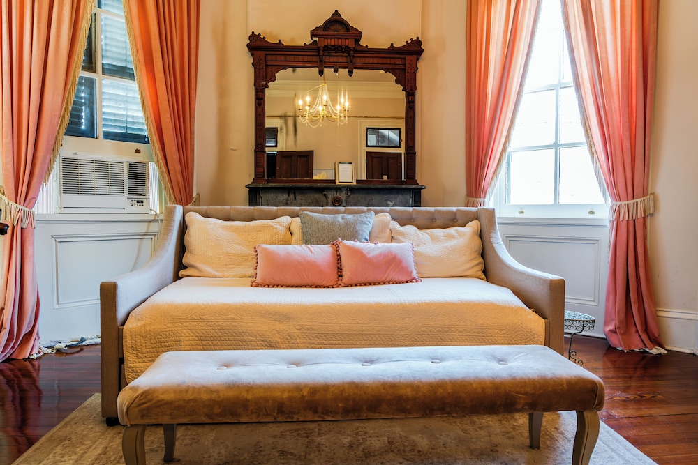 French Quarter Lanaux Mansion B & B