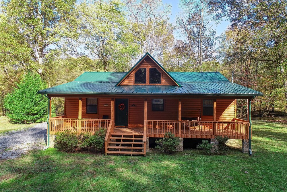 Rivendell Creekside - 3 Bedrooms, 2 Baths, Sleeps 6 Cabin by RedAwning