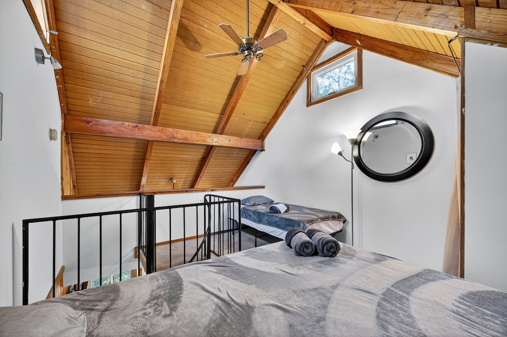 Mountain Escape With Hot Tub & Stargazing 3 Bedroom Cabin