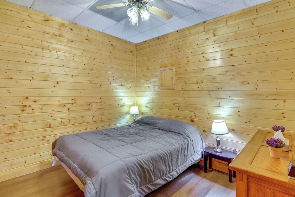 3 Mi to Marina: Cabin w/ Hot Tub in Byrdstown!