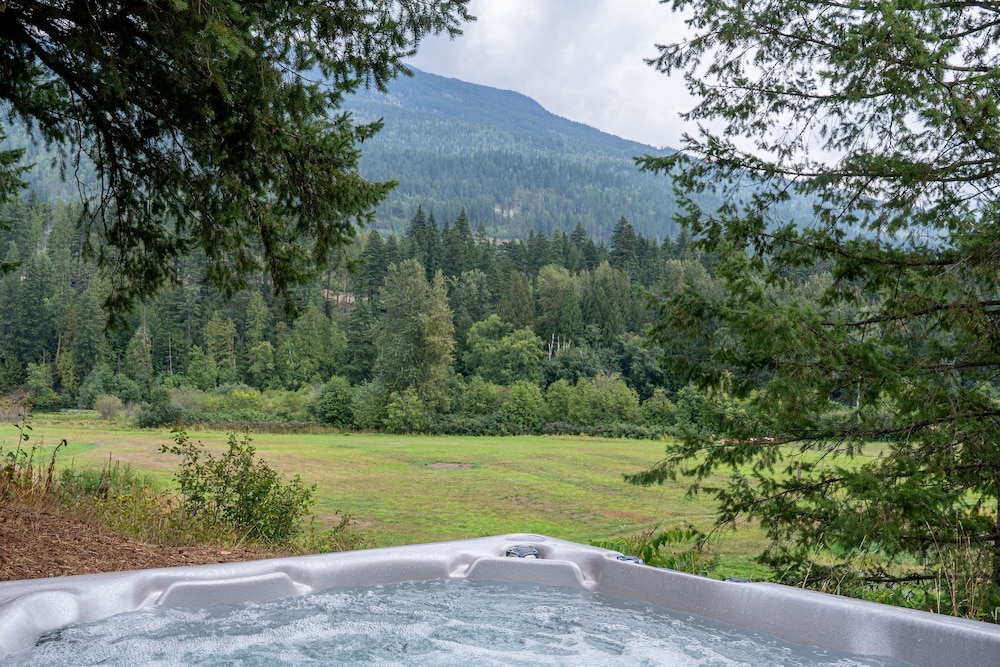 Revelstoke Lakehouse by Revelstoke Vacations