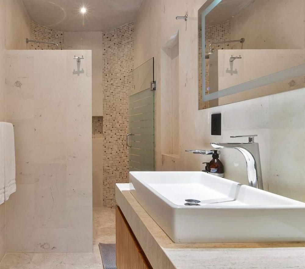 Best Spot on 5th Ave - 2BR With King Beds Style