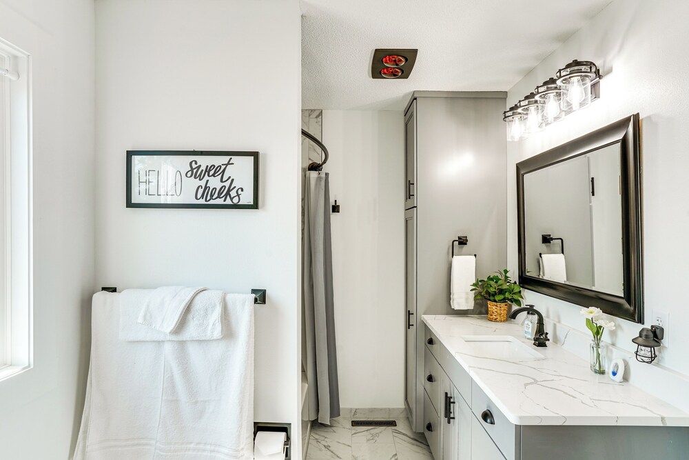 15 Mi to Downtown Sioux Falls: Gem w/ Yard!