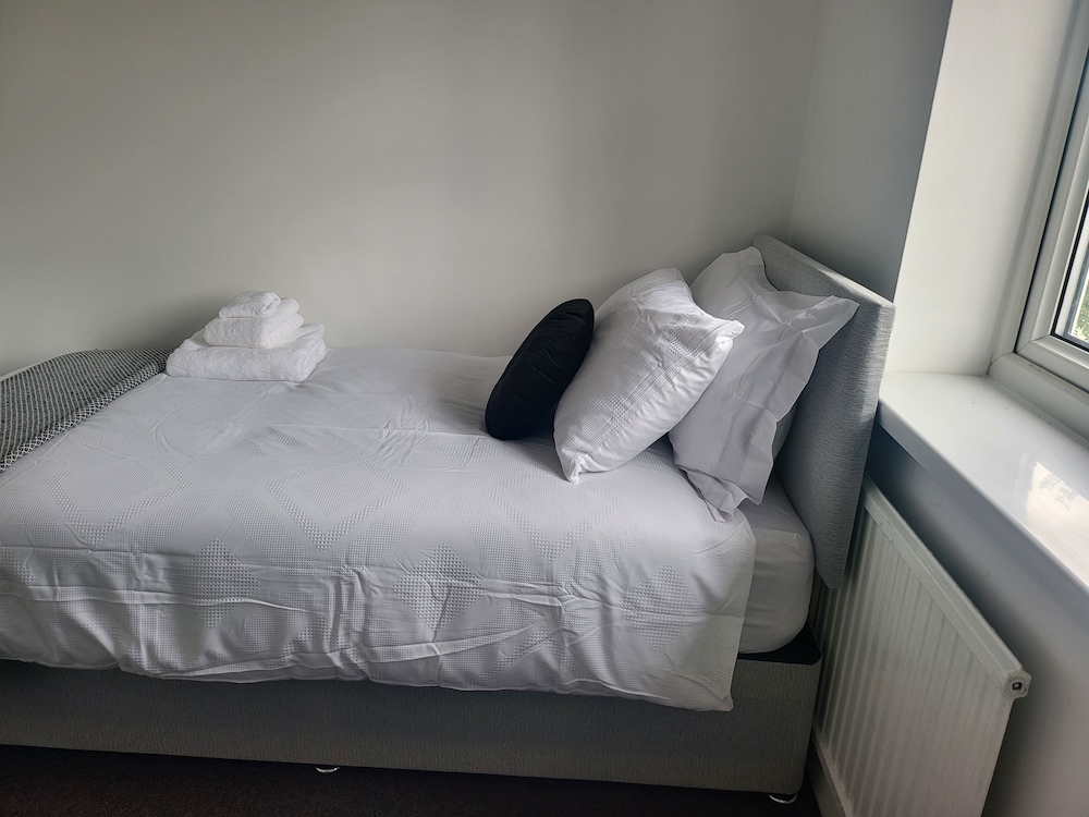 House - Sleeps 6 - Parking - Garden view 5
