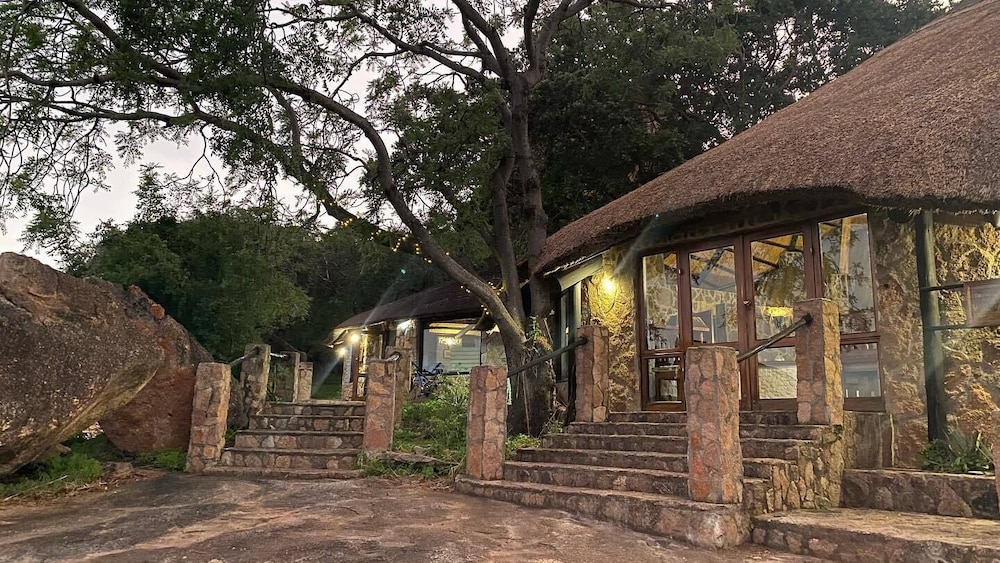 Big Cave Camp - Lodge On The Rocks