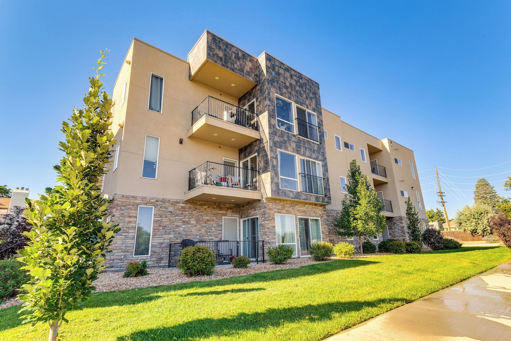 Pet-friendly Condo w/ Balcony ~ 17 Mi to Denver