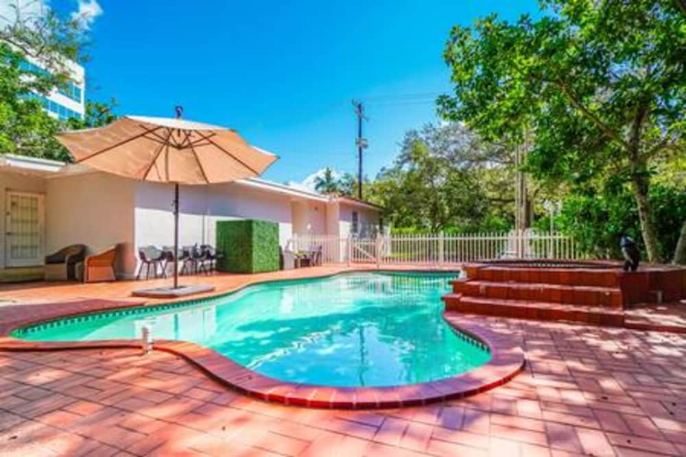 2710 Heated Pool 7 Beds 5 Baths Sleep 15 Park 4 Car