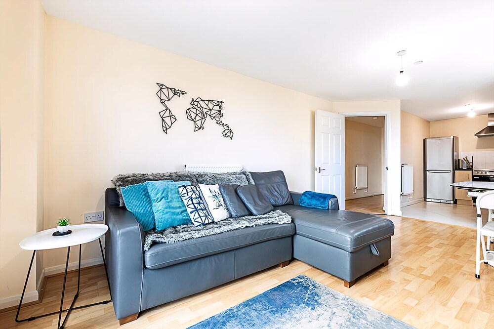 Sleek Flat w/ River Views In Canary Wharf