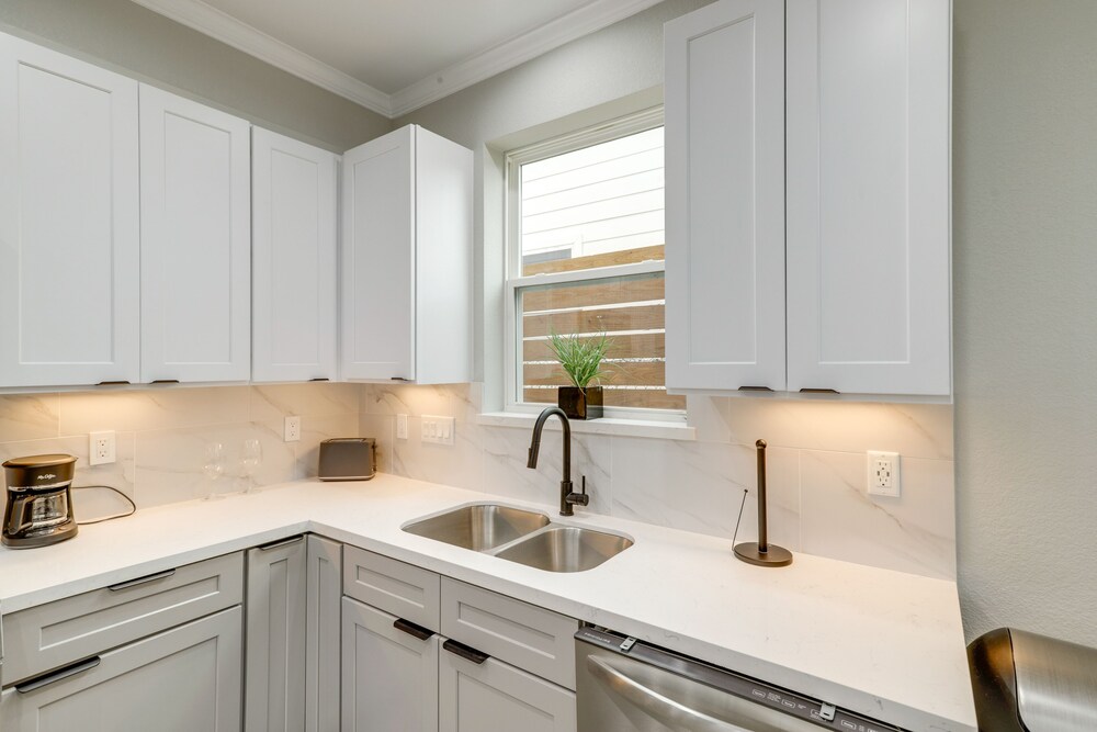Modern Houston Vacation Rental - 6 Mi to Downtown view 2