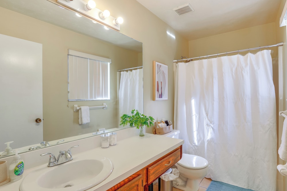 3 Mi to UF Campus: Charming Gainesville Townhome