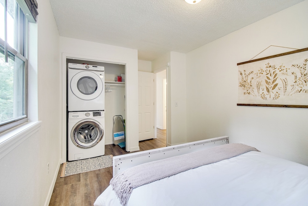 < 1 Mi to Cherokee Casino Sallisaw! Home Near I-40