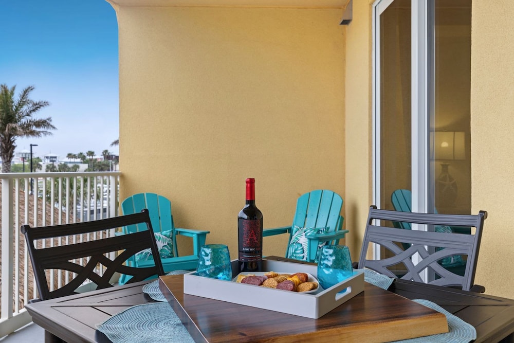 Fall Retreat Condo w Heated Pool Hot tub Pier Pk