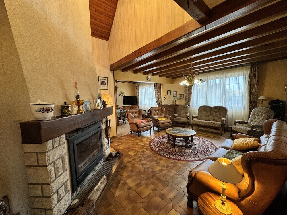 Spacious Group Stay Near Le Mans Circuit