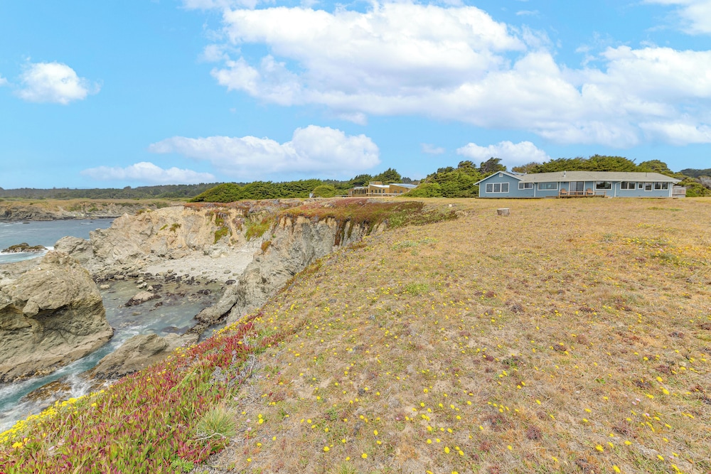 Walk to Beach: Luxury Oceanfront Escape in Caspar
