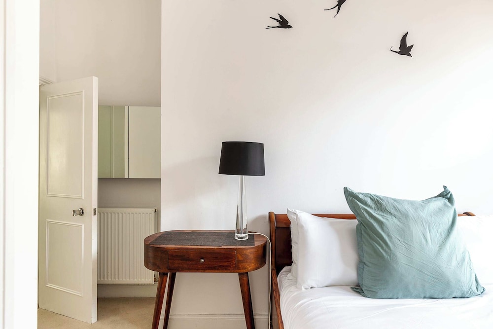 Classic Victorian Flat With Terrace