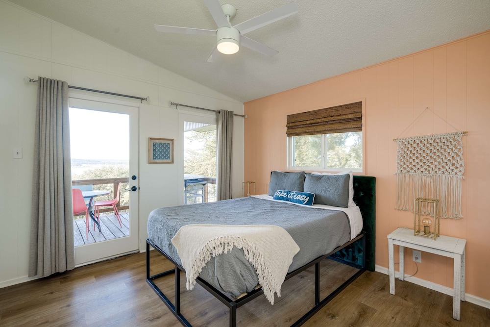 4 3 two King Beds Perfect Sunset Lake Views Pickleball Fire pit Lvl2 EV POA Pool