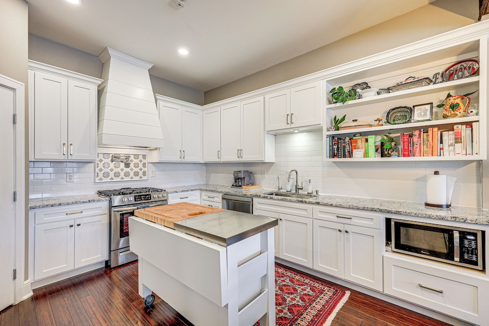Artsy Bungalow w/ Yard in Dtwn San Antonio