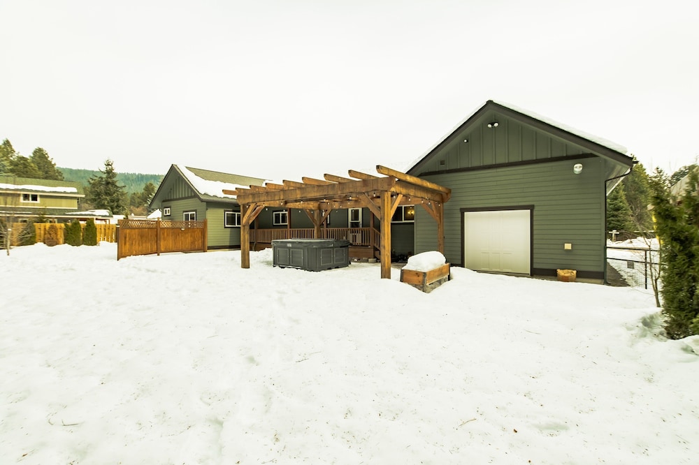 Mountain Retreat With Hot Tub, Game Room And Yard 3 Bedroom Home