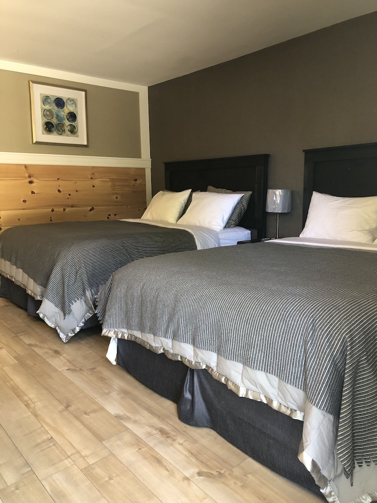 Greenside motel