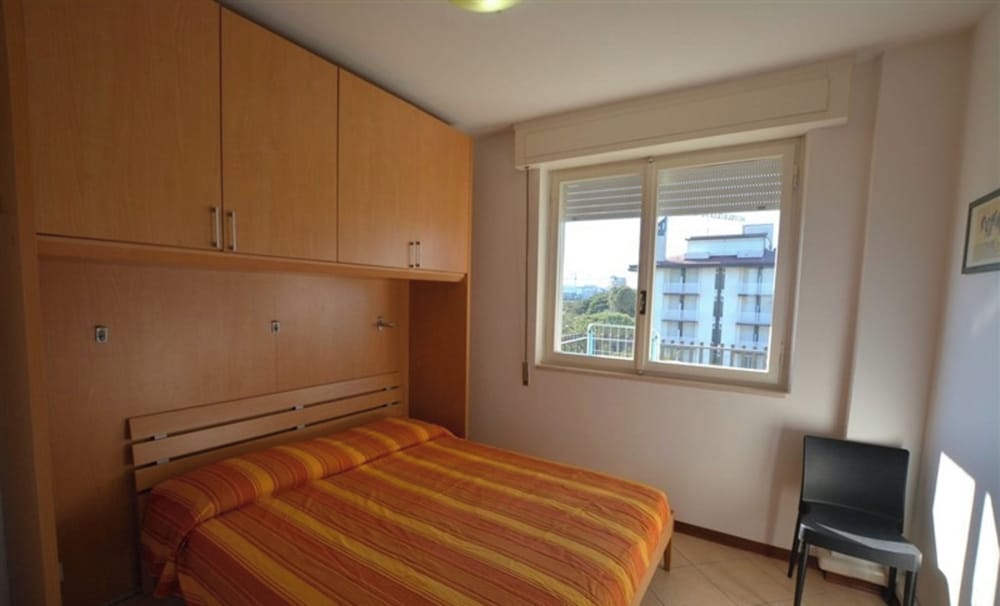 30 mt From the Beach in Lignano Pineta, Lovely Flat for 6 Guests