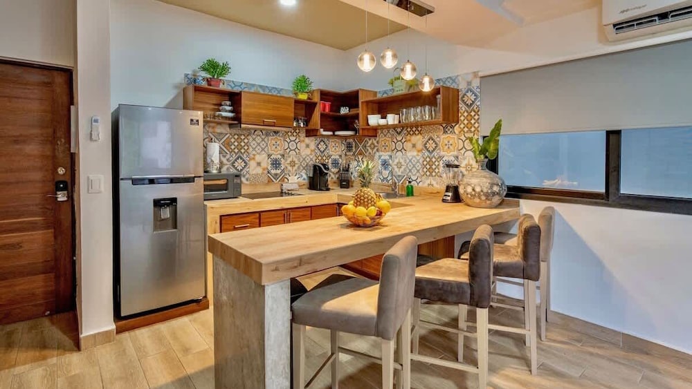 Spacious 1 BR With Great Location & Rooftop Pool by Waves Management
