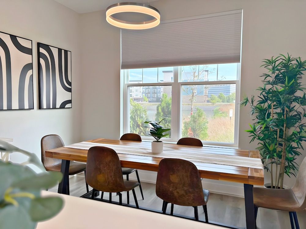 Modern 4BR with Parking - WV rep 4