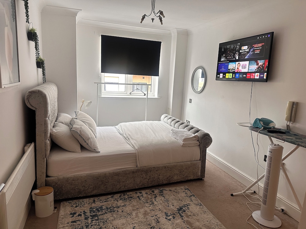 Charming Birmingham Apartment With Mini Balcony and Wifi With a Free Parking