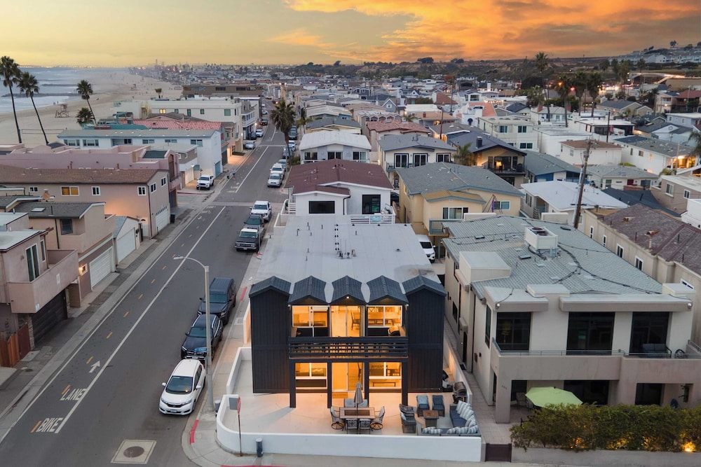 Sleeps 18 Steps to the Beach, Shops & Eateries Ocean Views, Patio, Fire Pit