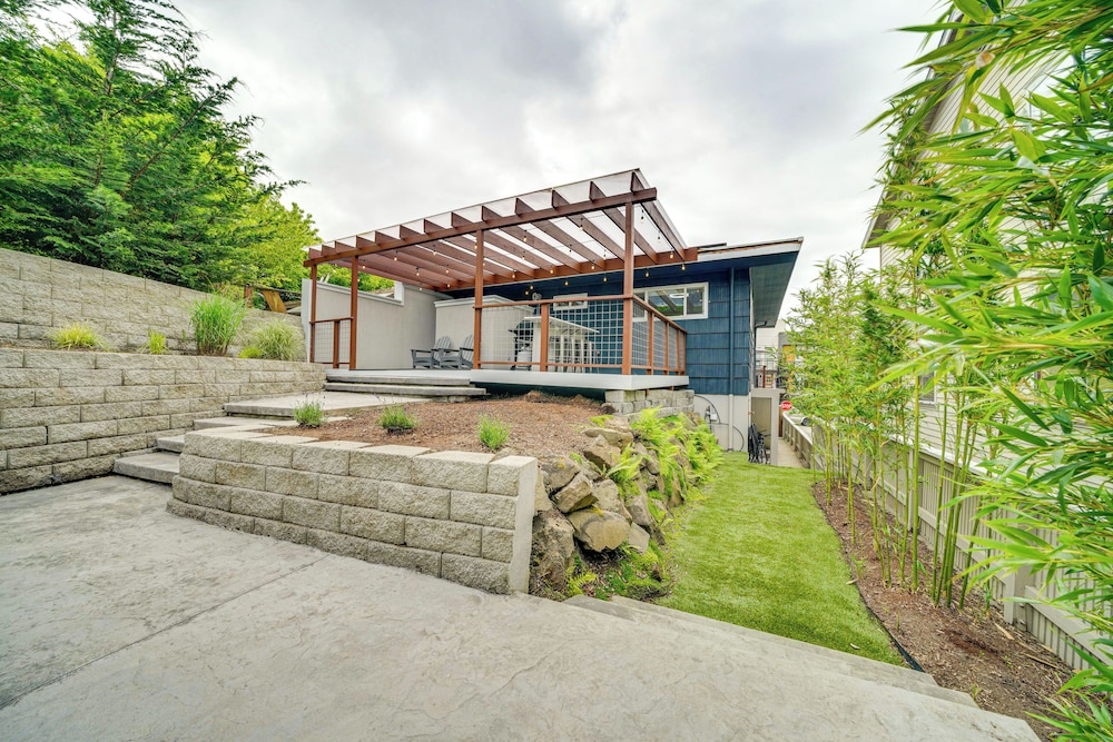 2 Blocks to Beach Park: Cozy Seattle Townhome