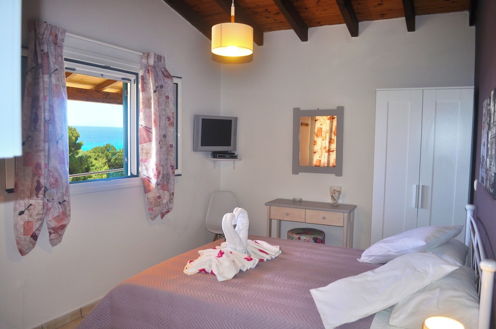 Villa Takis on Pelekas Beach Small House With Garden and sea View