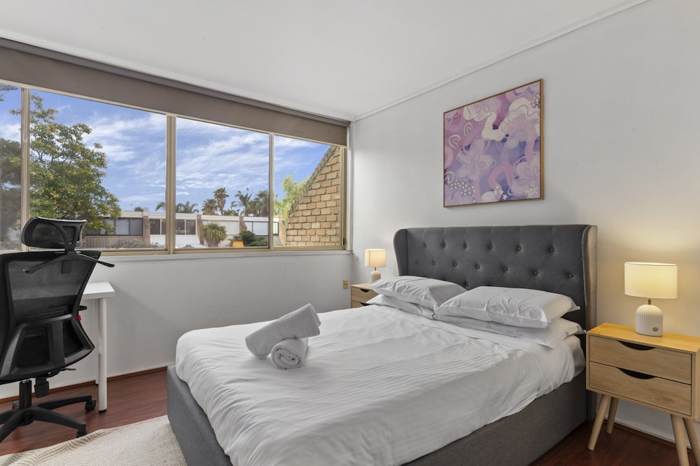 Spacious 3-bed Townhouse With Courtyard
