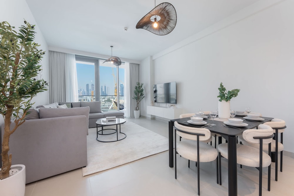 Elegant Relaxing 3-bedroom Apartment in Perfect Location at Canal Front 6