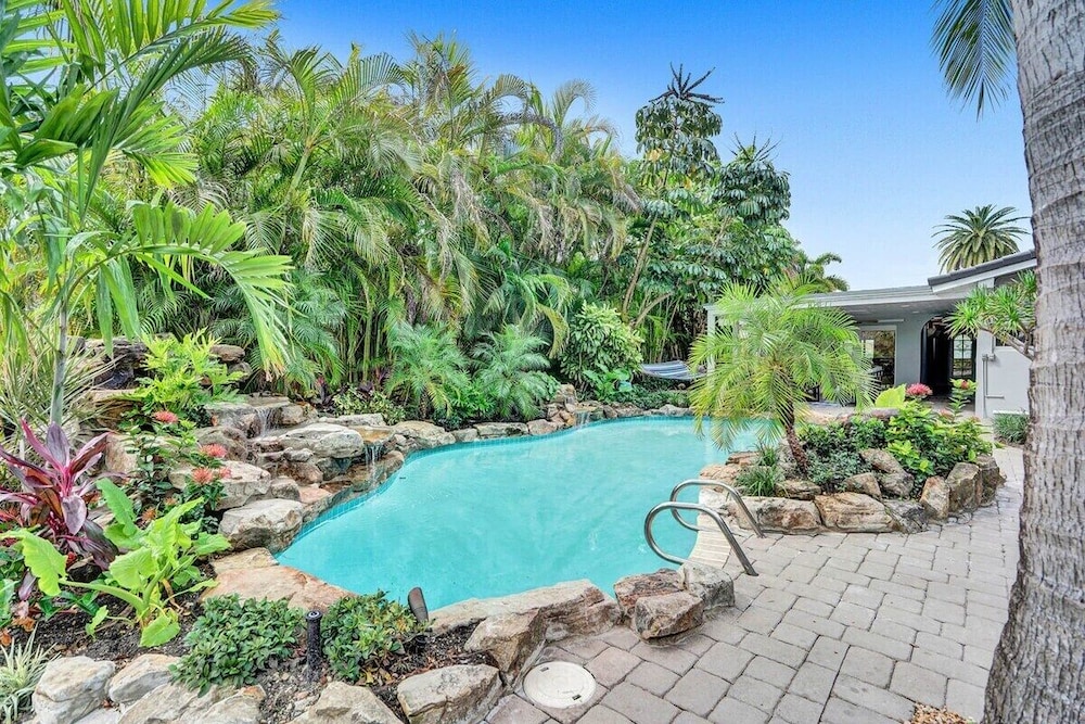 New Waterfront Oasis, Minutes to Beach, Eats, Shops