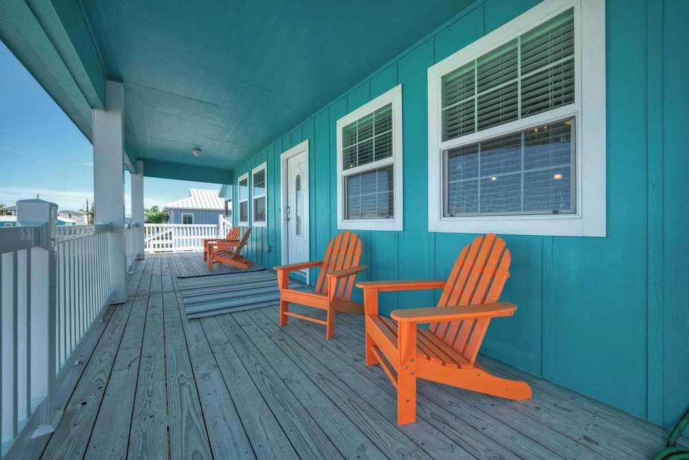 Sleeps 21, 2 Homes 2 Private Pools, Fire Pit, Swing Bar Walk to the Beach