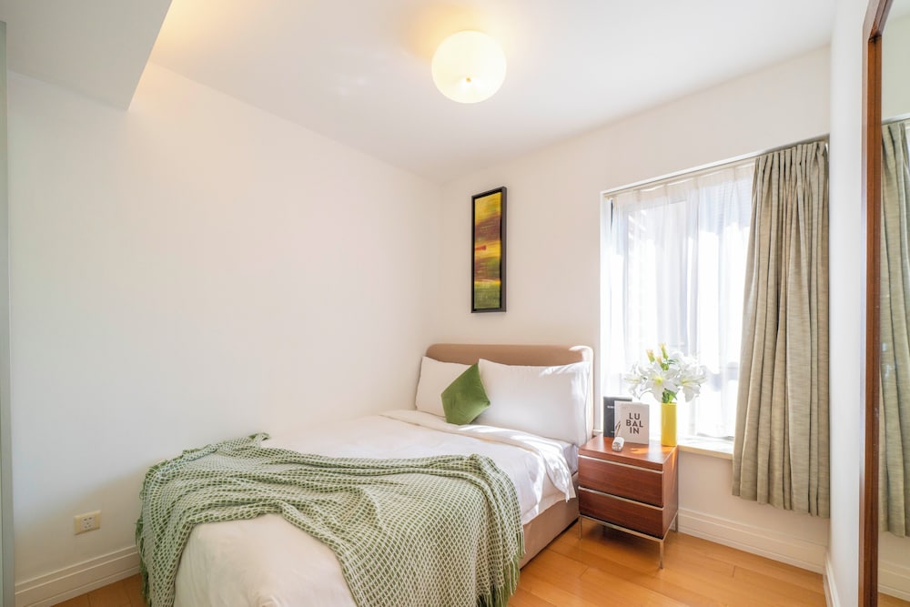 Tyms Luxury 2BR 1BA Apt Xujiahui Shops