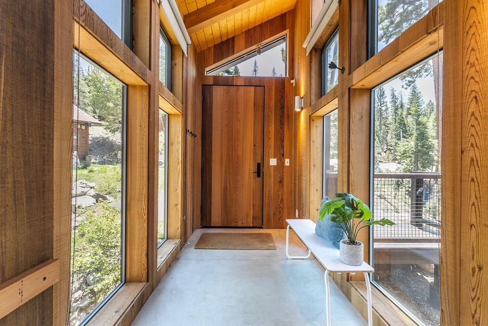 Lake Tahoe Vacations - Trapper Mc Nutt Modern Mountain 4 Bedroom Home by RedAwning - Property Image 6