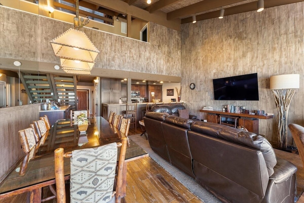 Lake Tahoe Vacations - Swimsuit Required 4 Bedroom Home by RedAwning - Property Image 4