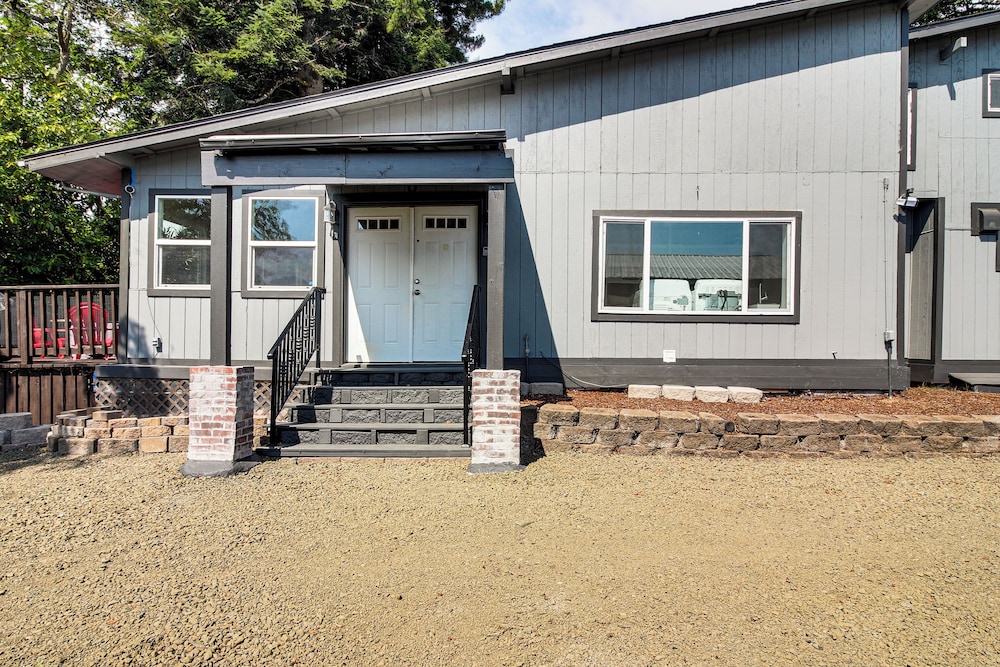 2 Mi to Downtown Coos Bay: Home w/ Deck, Fire Pits