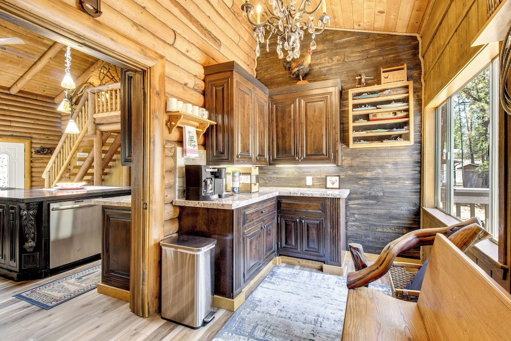 2 Mi to Show Low Lake: Log Cabin w/ Large Yard!