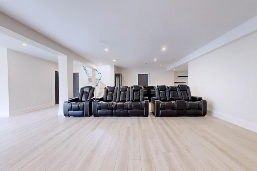 Lucky Mansion Luxury Villa in Fort Erie