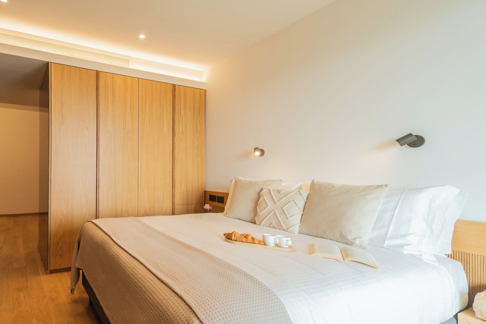 Pureview Luxury Suites, with breakfast & pool by Rent all Como