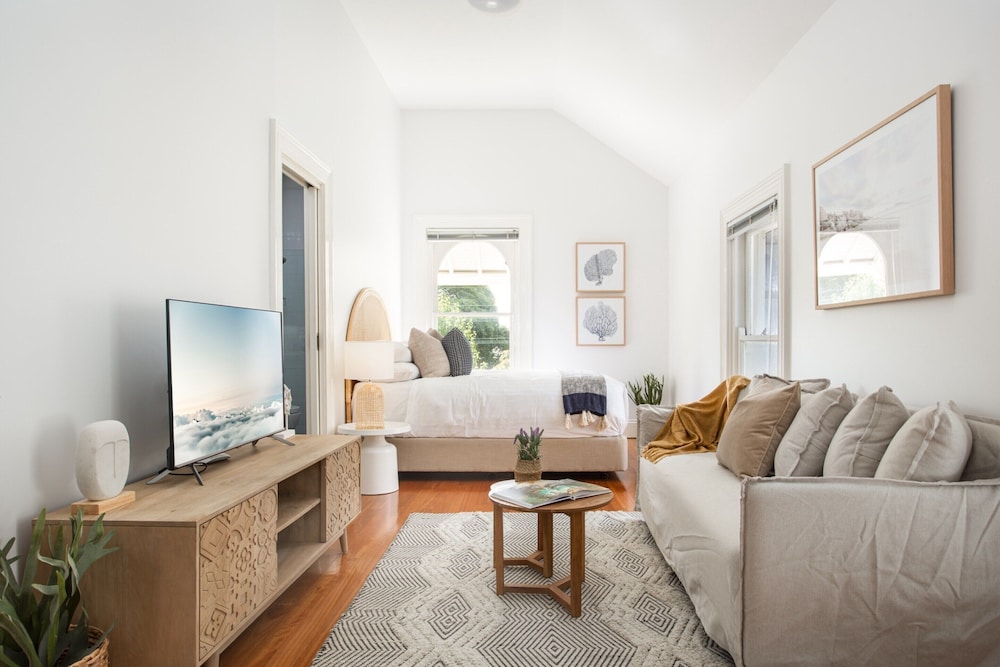 Boutique Studio With Balcony in Perfect Location
