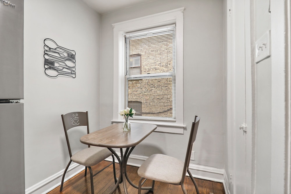 1BR Homey Pad - Lincoln 205