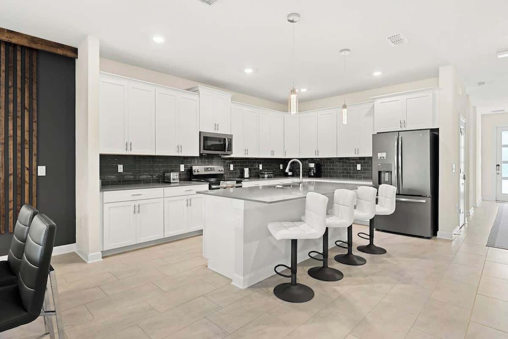 Sophisticated 6BR at Storey Lake