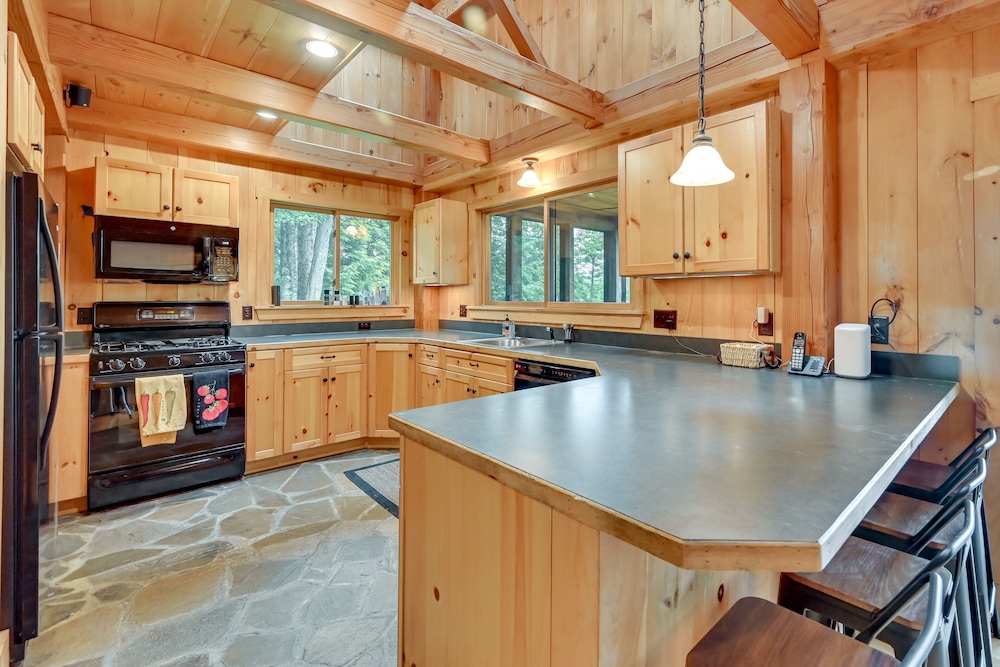 Lakefront Westhampton Cabin w/ Beach + Kayaks!