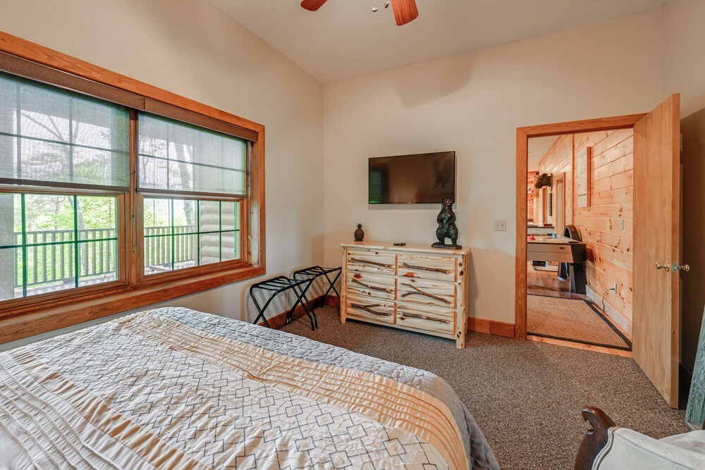 Game Room, Hot Tub & Decks: Scenic Franklin Cabin